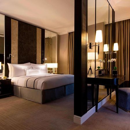 The Ritz-Carlton, Kuala Lumpur Hotel Eksteriør billede A bedroom at The Hari