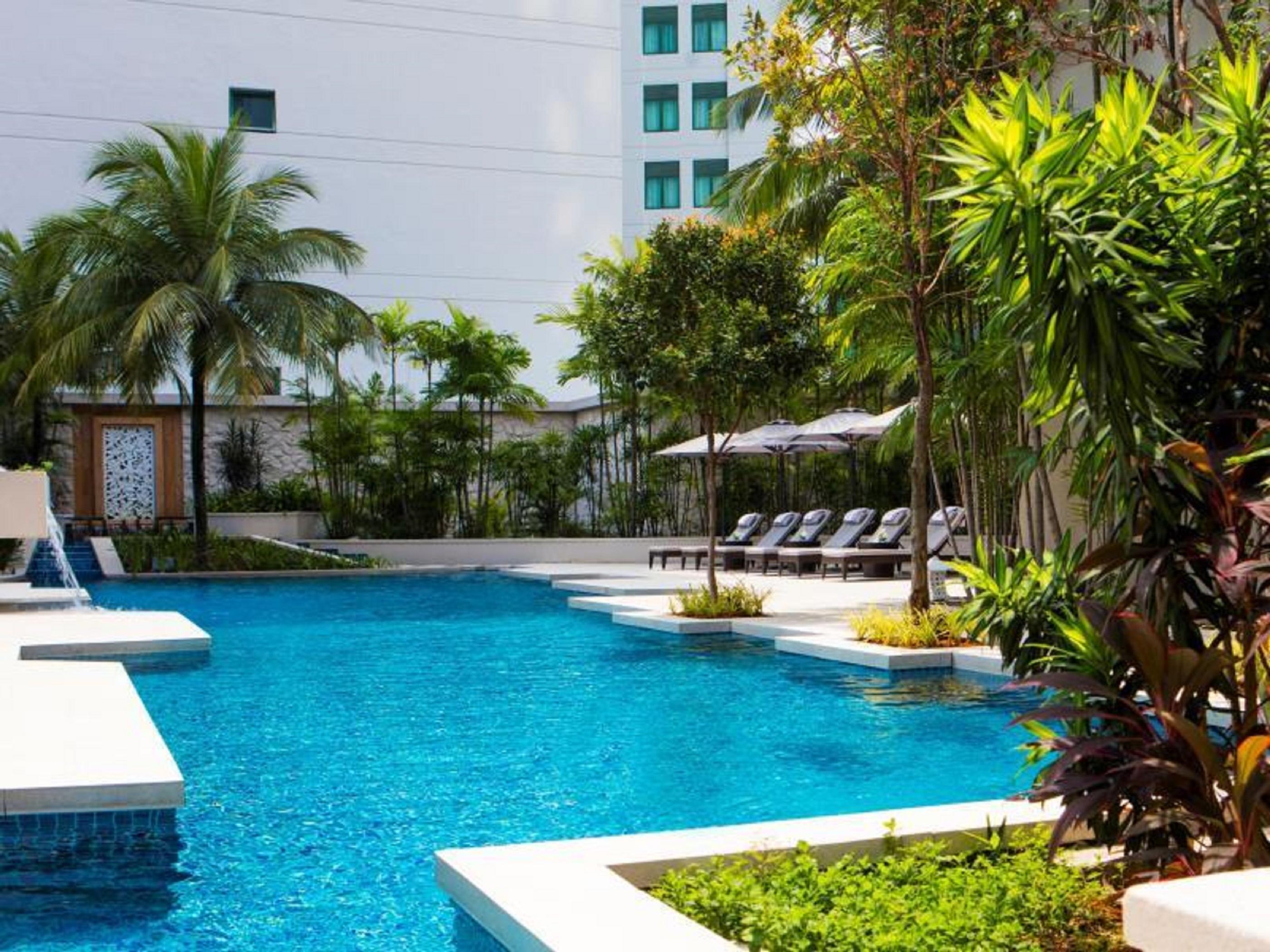 The Ritz-Carlton, Kuala Lumpur Hotel Eksteriør billede The pool at the hotel