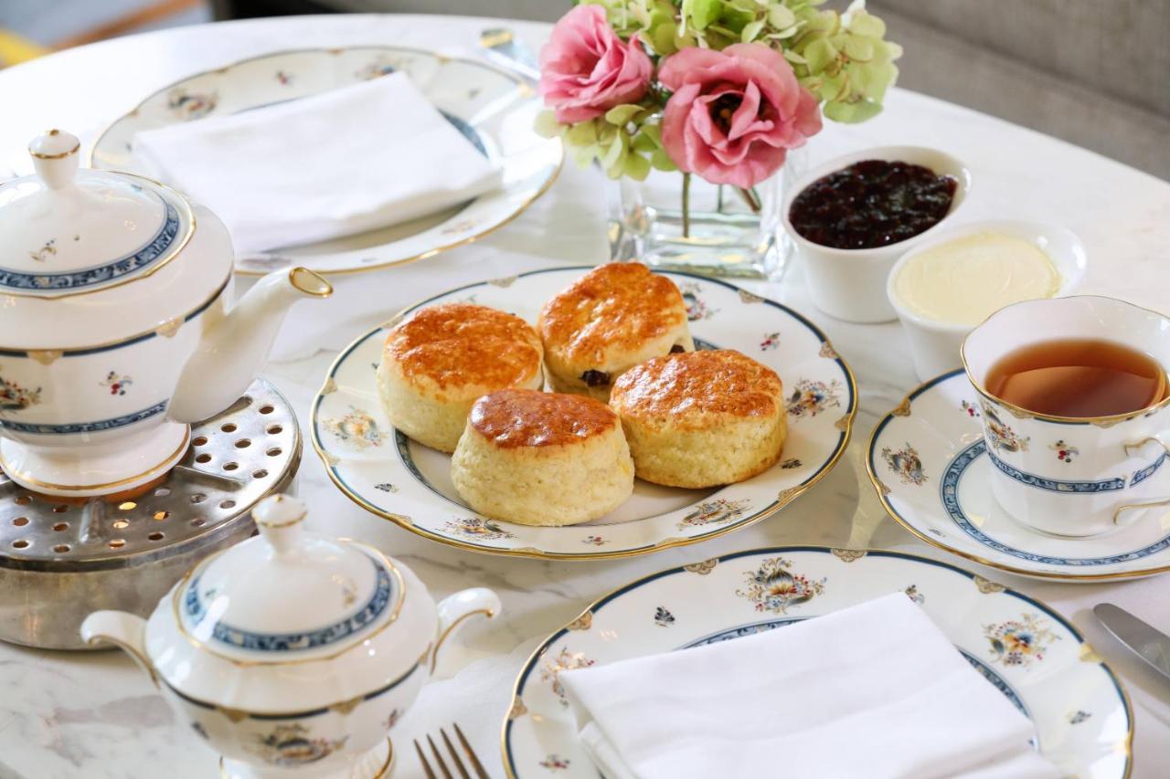 The Ritz-Carlton, Kuala Lumpur Hotel Eksteriør billede Afternoon tea at the Ritz