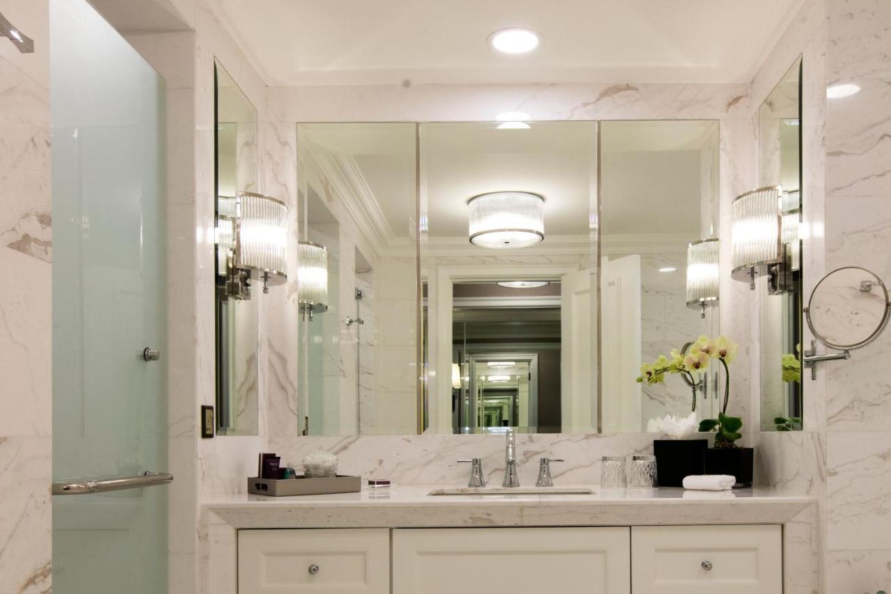 The Ritz-Carlton, Kuala Lumpur Hotel Eksteriør billede Bathroom vanity