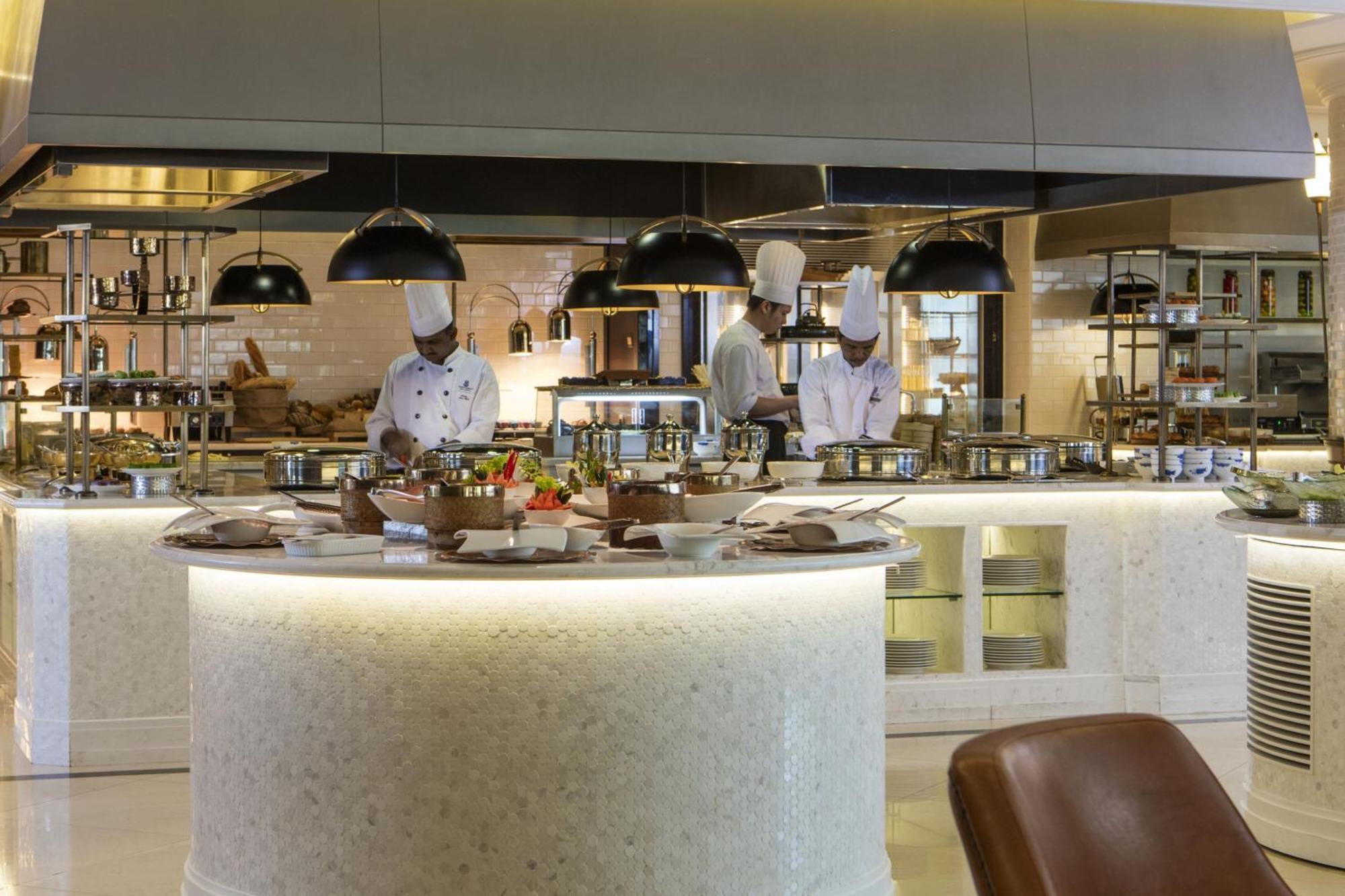 The Ritz-Carlton, Kuala Lumpur Hotel Eksteriør billede The kitchen at the Emirates Lounge at Dubai International Airport