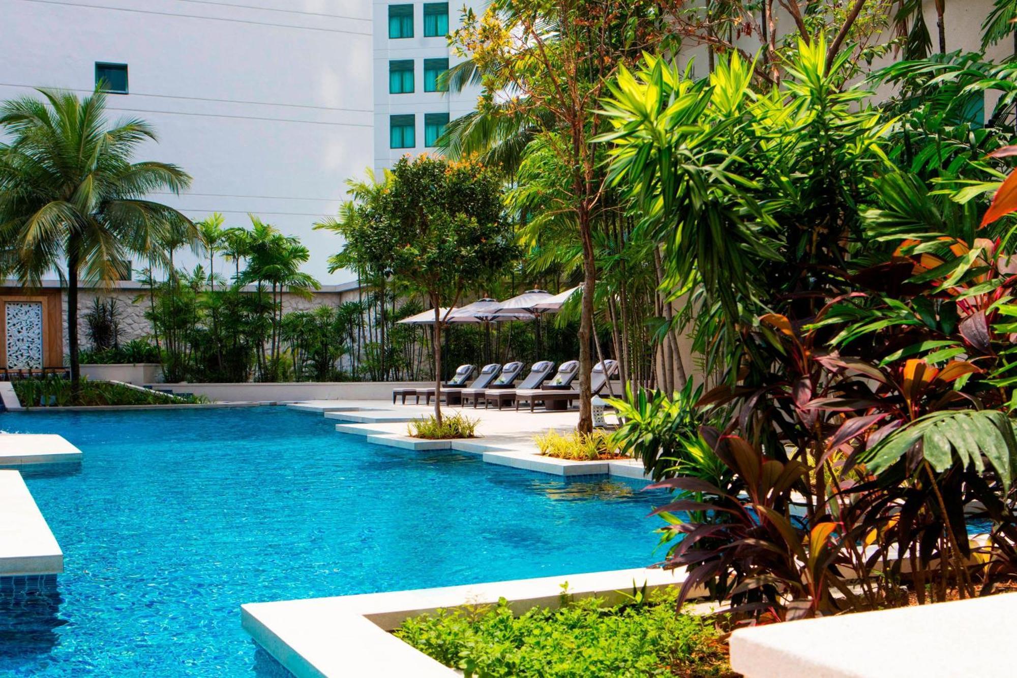 The Ritz-Carlton, Kuala Lumpur Hotel Eksteriør billede The pool at the hotel