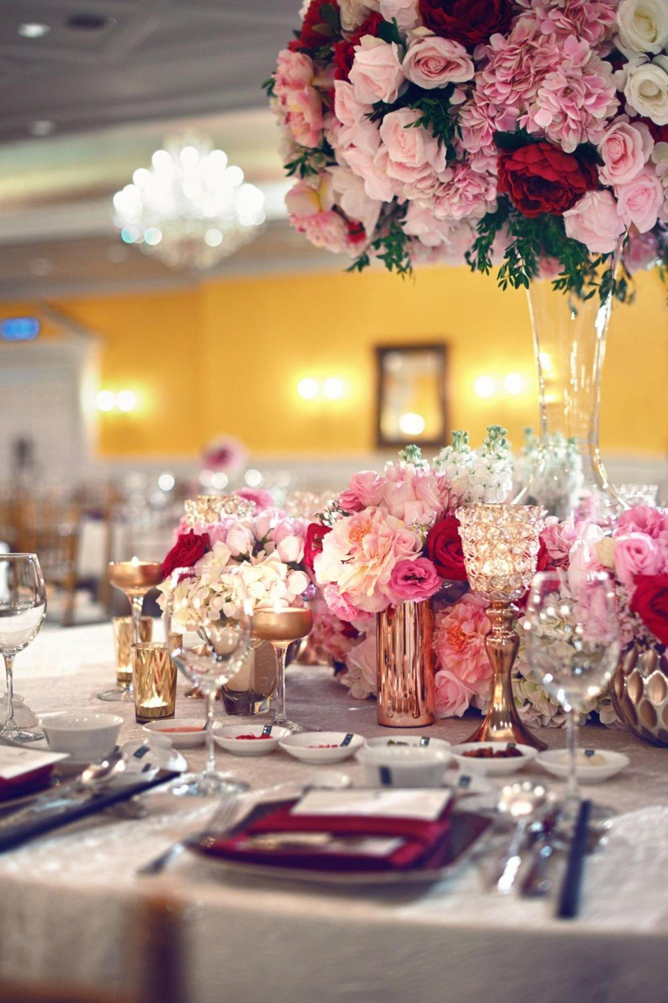 The Ritz-Carlton, Kuala Lumpur Hotel Eksteriør billede A table decorated with flowers