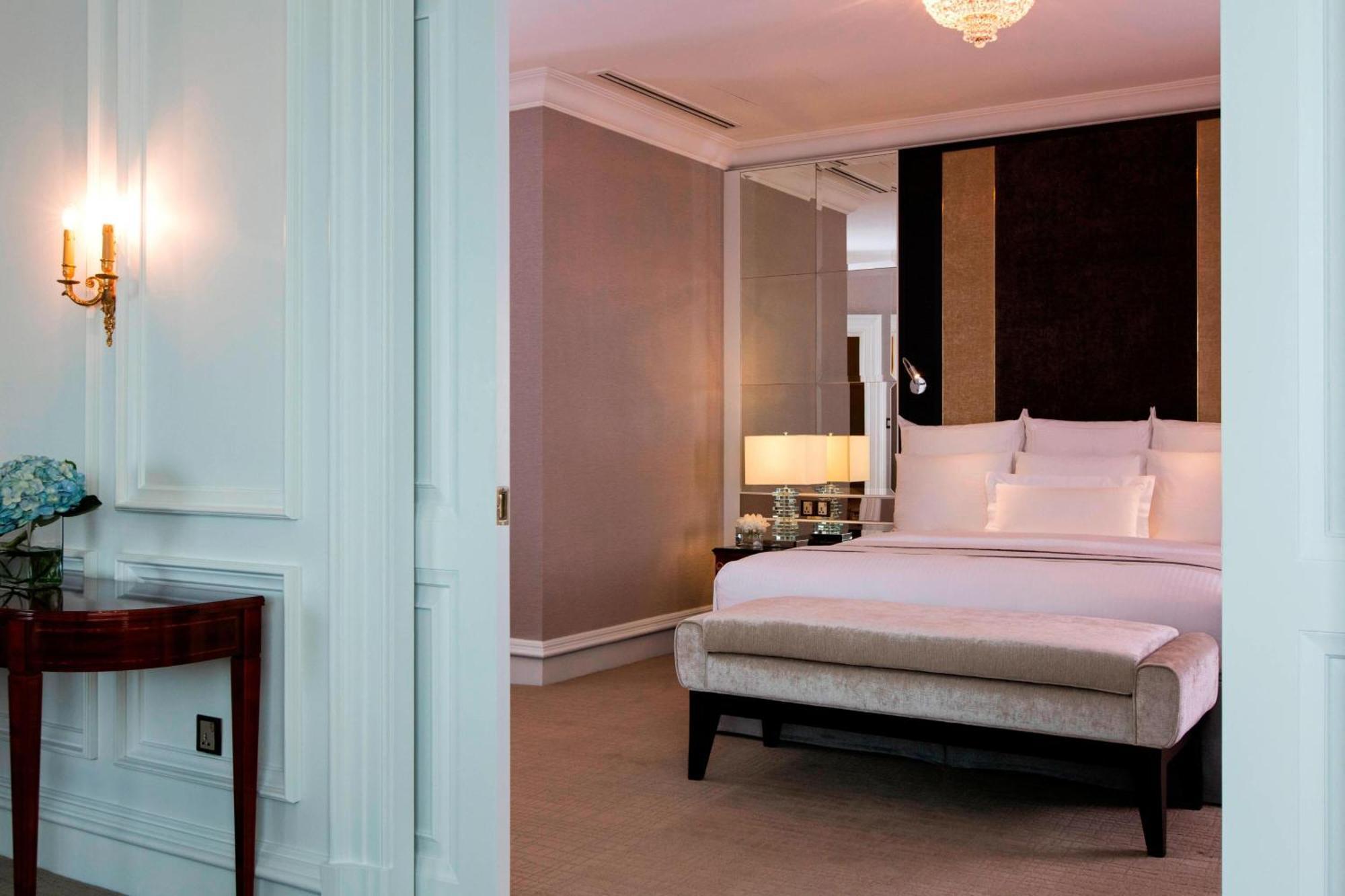 The Ritz-Carlton, Kuala Lumpur Hotel Eksteriør billede A bedroom at the Mandarin Oriental, Bangkok