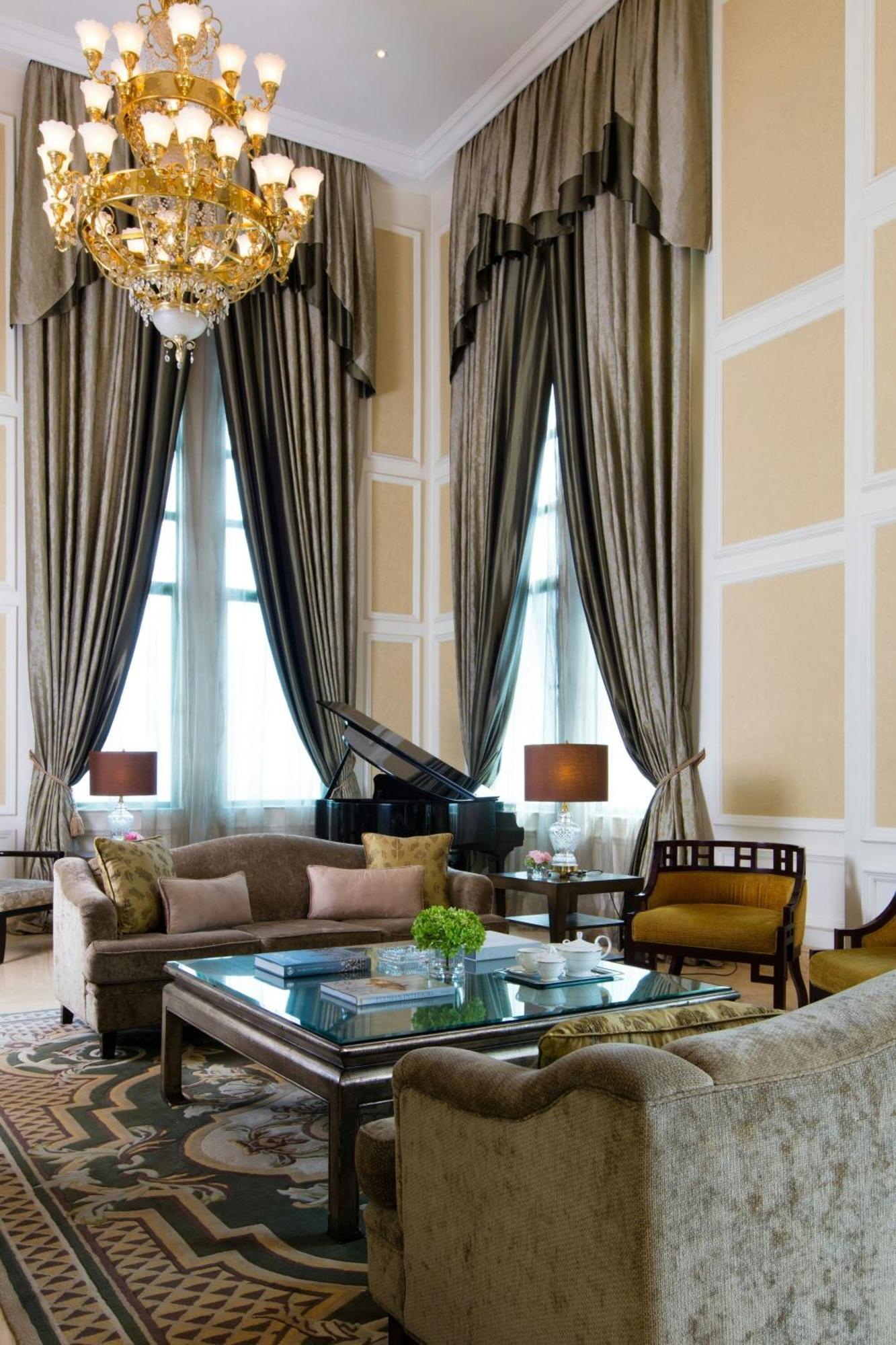The Ritz-Carlton, Kuala Lumpur Hotel Eksteriør billede The living room of a suite at The Peninsula