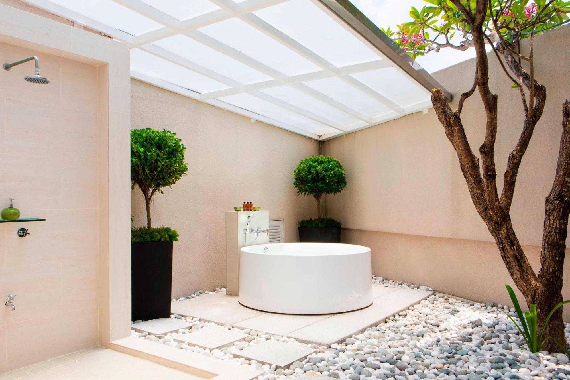 The Ritz-Carlton, Kuala Lumpur Hotel Eksteriør billede Bathroom with a skylight