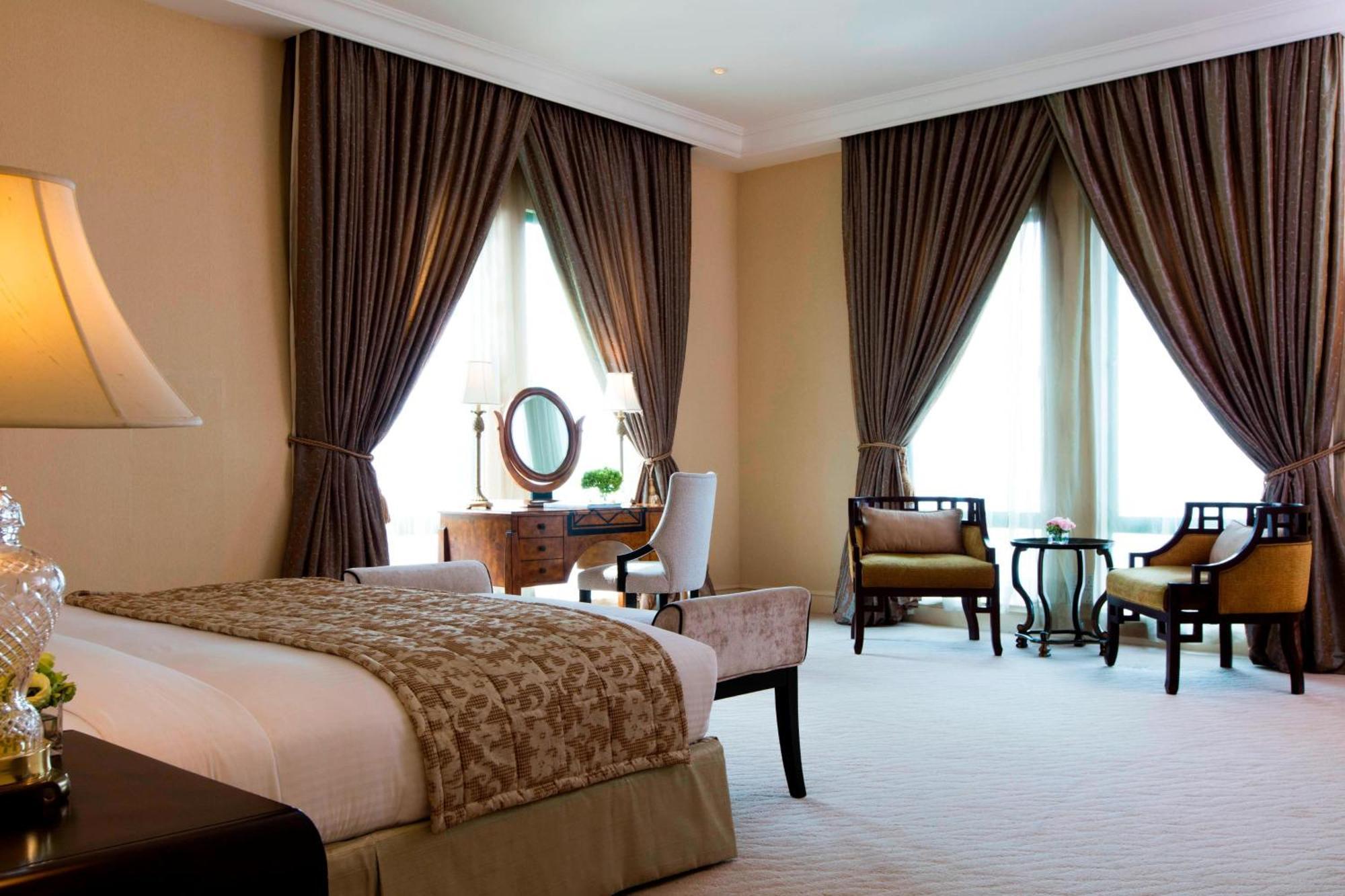 The Ritz-Carlton, Kuala Lumpur Hotel Eksteriør billede A bedroom at the Jumeirah Emirates Towers Hotel