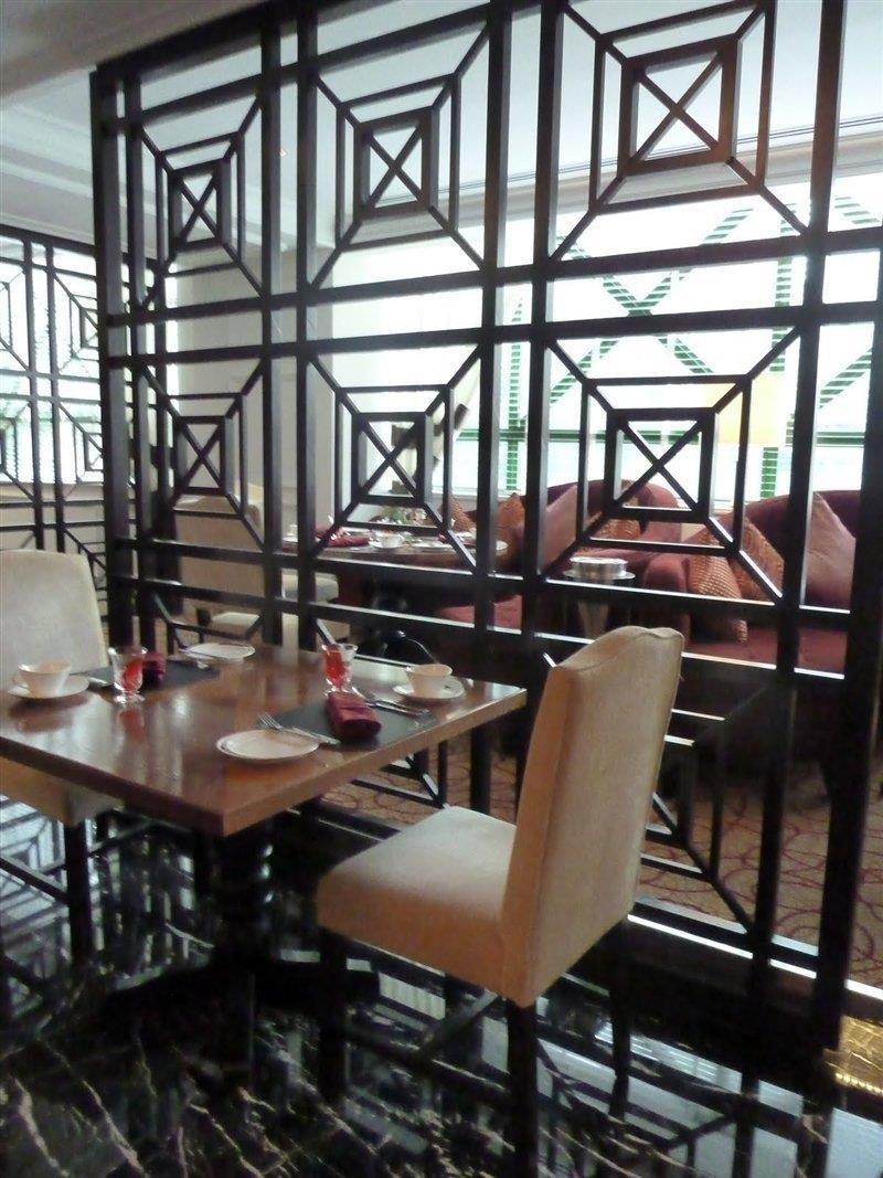 The Ritz-Carlton, Kuala Lumpur Hotel Eksteriør billede Interior of a restaurant in the city