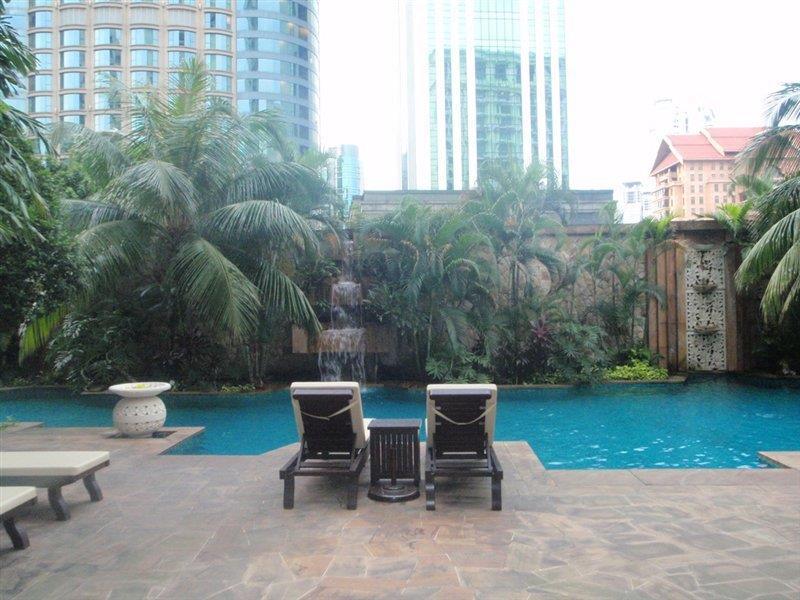 The Ritz-Carlton, Kuala Lumpur Hotel Eksteriør billede The pool at the Shangri-La Hotel, Kuala Lumpur