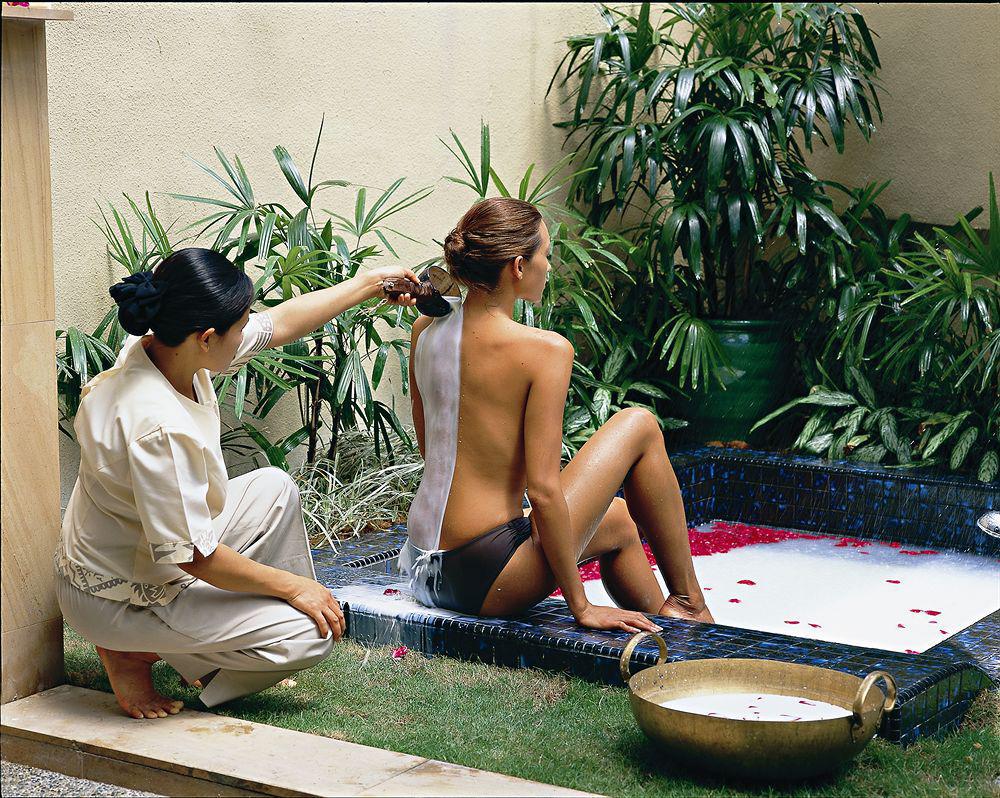 The Ritz-Carlton, Kuala Lumpur Hotel Eksteriør billede A spa treatment